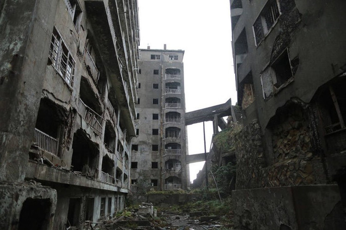 Ngày nay, Hashima chỉ còn lại những vế tích đổ nát, u ám. Khung cảnh hoang tàn của hòn đảo được chọn làm bối cảnh của nhiều bộ phim bom tấn như Skyfall, Attack on Titan.
