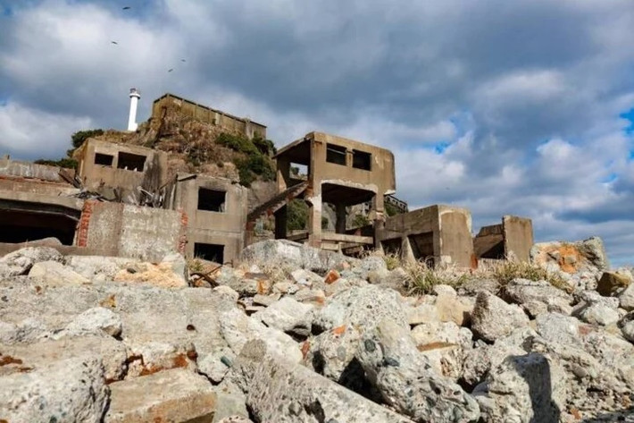 Các mỏ than hoạt động tại Hashima từ những năm 1890 và có thời điểm đây là một trong những khu vực đông đúc nhất thế giới.
