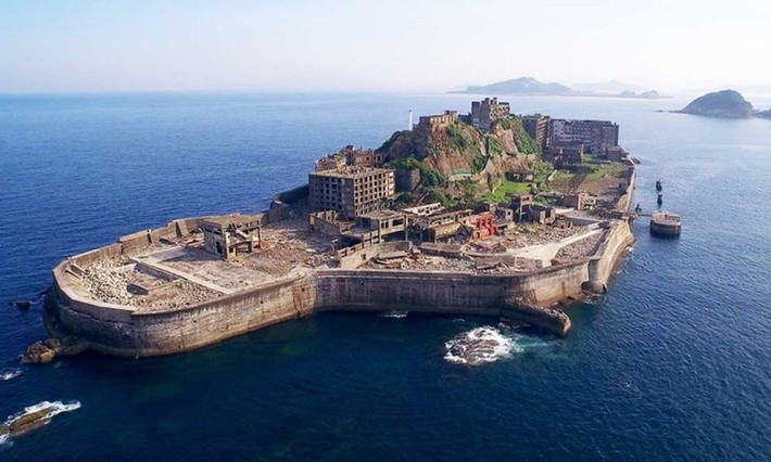 Đảo Hashima còn được biết với cái tên Gunkanjima (hòn đảo của thuyền chiến), nằm ngoài khơi Nagasaki về phía tây nam Nhật Bản. Đây là một " hòn đảo ma" có hình dạng giống như một tàu khu trục hải quân. (Ảnh: IT)
