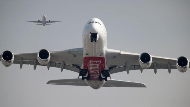 Ngày 22/5/2024 vừa qua, Hãng hàng không Emirates Airline cho biết chiếc máy bay 777, bay từ Dubai (UAE) đến Mumbai (Ấn Độ), đã hạ cánh an toàn ở Mumbai vào tối 20/5, sau va chạm với một đàn hồng hạc ngay trước khi hạ cánh. Vụ va chạm cách mặt đất khoảng 300 m đã làm hỏng máy bay và khiến ít nhất 39 con chim chết. Trước đó, thế giới từng ghi nhận nhiều vụ tai nạn do máy bay va chạm với chim. Ảnh: IT.