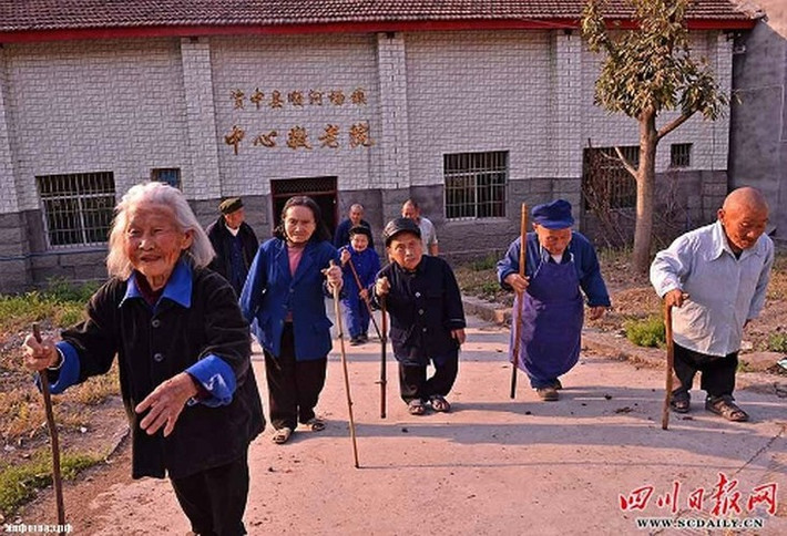 Cư dân ở làng Yangsi không có ai cao quá 130 cm. Những người sống ở đây đã xây dựng ngôi làng như một nơi để tránh sự chế giễu và bàn tán của mọi người về ngoại hình của họ.