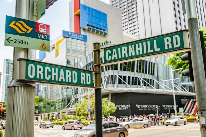 Đại lộ Orchard (Singapore): Các du khách đến Singapore đều hiếm ai bỏ lỡ cơ hội mua sắm tại đại lộ Orchard – một trong những đại lộ hoành tráng bậc nhất châu Á. Từ các tòa nhà cao lớn cho đến hệ thống siêu thị lớn nhỏ tại Orchard thực sự đã biến nơi này thành một thiên đường mua sắm.
