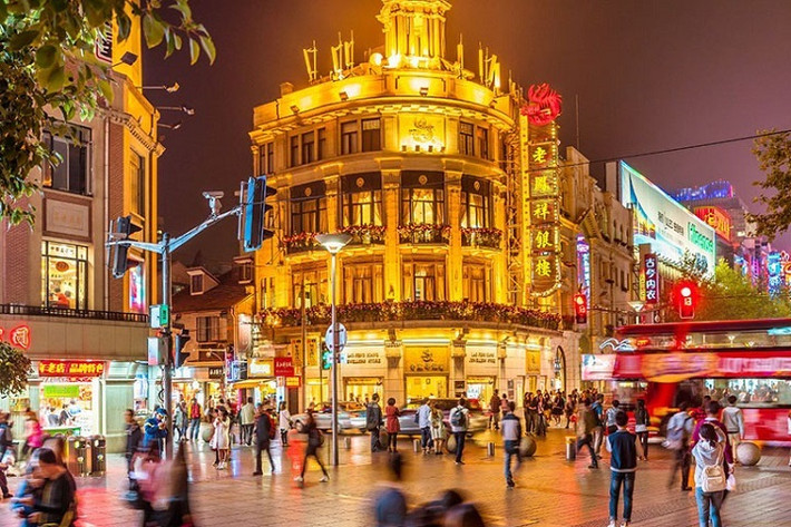 Đại lộ Nam Kinh (Trung Quốc): Có dịp đến Thượng Thải, du khách nhất định phải dành thời gian đi dạo ở đại lộ Nam Kinh - biểu tượng của thành phố du lịch này.
