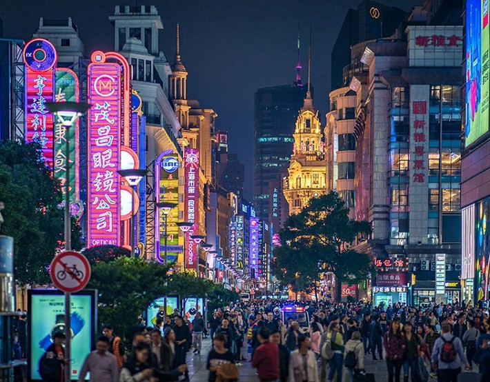 Với chiều dài 5,5 km, đại lộ Nam Kinh thu hút đông đảo dân địa phương và khách du lịch nước ngoài. Nơi đây tập trung nhiều trung tâm thương mại, cửa hàng mua sắm với đủ mọi quy mô lớn nhỏ.