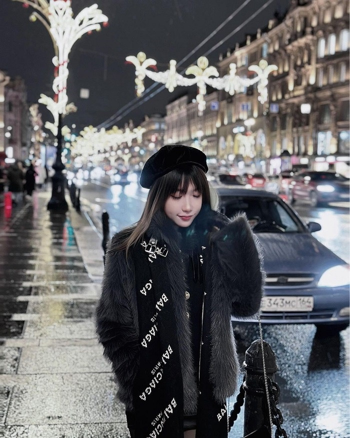 Nevsky Prospekt là trục đường quan trọng của thành phố này, là nơi hội tụ những giá trị tinh hoa kiến trúc đặc sắc. Với tổng chiều dài 4,5 km, dọc hai bên tuyến đại lộ này là vô số các công trình kiến trúc, văn hóa, lịch sử đẹp ấn tượng.