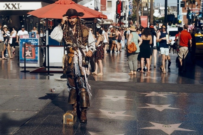 Đại lộ Danh vọng Hollywood (Mỹ): Đại lộ Danh vọng Hollywood là một trong những điểm du lịch hút khách bậc nhất của thành phố Los Angeles, Mỹ, với hơn 10 triệu lượt khách đến tham quan mỗi năm.