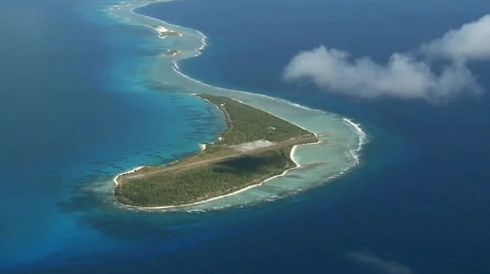 Bikini Atoll (Đảo Bikini) thuộc Quần đảo Marshall là một hòn đảo san hô xinh đẹp nhưng nguy hiểm. Năm 1946, toàn bộ dân cư trên đảo này đã được sơ tán do Mỹ thực hiện hơn 20 vụ thử hạt nhân ở đó. Mặc dù hơn nửa thế kỷ đã trôi qua, nhưng đất trong khu vực này vẫn bị nhiễm phóng xạ khiến các loại cây trồng ở đây không an toàn với sức khỏe con người.