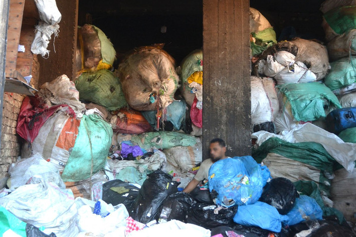 Manshiyat Nasser, hay còn được biết đến nhiều hơn với tên gọi "thành phố rác", là một khu ổ chuột với dân số khoảng 60.000 người ở ngoại ô Moqattam Hills, thành phố Cairo. (Ảnh: IT)