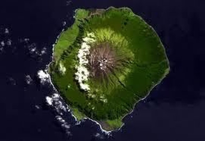 Từ tháng 5 - 9 hàng năm, mùa mưa bão xảy ra. Vậy nên, rất ít thuyền tới đảo Tristan da Cunha trong thời gian trên.
