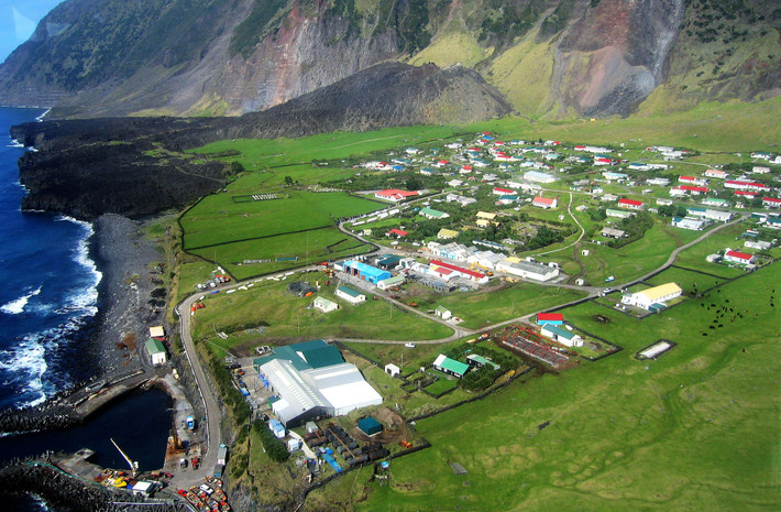 Chuyến tàu đến được tới hòn đảo Tristan da Cunha kéo dài trong 6 ngày.