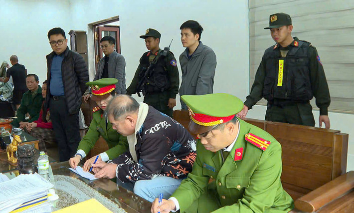 Ngày 6/3, Cơ quan CSĐT Công an tỉnh Phú Thọ đã thi hành lệnh bắt bị can để tạm giam, khám xét nơi ở và nơi làm việc của Tuấn “Trắng” về hành vi “Lạm dụng tín nhiệm chiếm đoạt tài sản”.