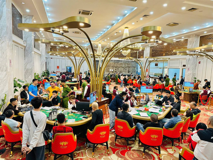 Các đối tượng đánh bạc dưới hình thức chơi trò Niu Niu, trò chơi 3 cây San Cung, Baccarat, Rồng Hổ…
