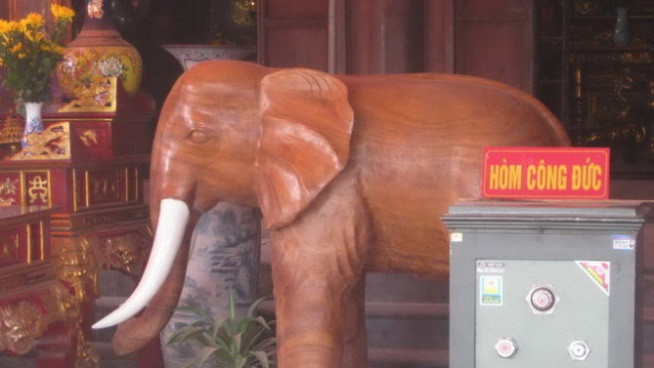 Ăn chặn tiền công đức ở đền Hoàng Mười: Tháng 12/2012, Ban Quản lý đền ông Hoàng Mười cũng phát hiện ông Dương Ngọc Hải khi đó là cán bộ Ban tài chính xã Hưng Thịnh giấu một gói tiền trong người đem đến vùi dưới chăn trên một chiếc giường trong phòng đếm tiền với tổng số tiền 20 triệu đồng. Ban quản lý khi đó tổ chức kiểm điểm, ông Hải thú nhận "đã bàn với một số anh em cất số tiền này để Tết uống rượu".