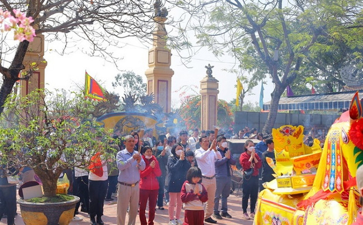 Những ngày đầu Xuân Giáp Thìn, hàng chục nghìn người dân và du khách thập phương đã về Đền Ông Hoàng Mười để cầu sức khỏe, bình an và may mắn.