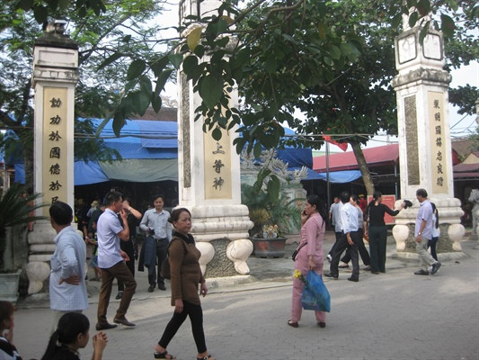 Từng chở tiền công đức đi thuê người ngoài đếm: Tháng 6/2013, Trưởng ban quản lý di tích lịch sử văn hóa đền Hoàng Mười khi đó là ông Trương Văn Thái bị phát hiện thường xuyên cho người chở tiền công đức đi thuê người ngoài đếm. Sau đó, các cơ quan chức năng của huyện Hưng Nguyên (Nghệ An) đã vào cuộc nhằm chấn chỉnh lại ban quản lý đền, bảo vệ nguồn thu từ tiền công đức hàng năm. Từ năm 2014, lượng tiền công đức tăng rất cao, bình quân 11 tỷ đồng/năm thay vì 1,5 tỷ như những năm trước đó.