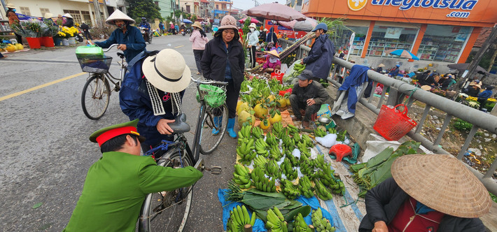 Những ngày cận Tết, giao thông tại cửa chợ Quán luôn đông đúc. Lực lượng công an địa phương luôn túc trực, điều tiết bảo đảm giao thông và an ninh trật tự. Một người dân đi chợ quê bằng xe đạp và bị tuột xích, may mắn được chiến sĩ công an hỗ trợ, giúp đỡ càng làm ấm tình ở chợ quê Hải Hậu.