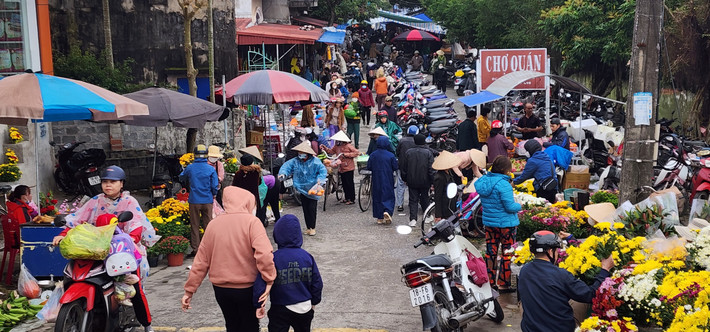 Chợ Quán (xã Hải Hà, huyện Hải Hậu, tỉnh Nam Định) là một trong những khu chợ mang đậm nét chợ quê, các gian hàng vẫn đậm dấu xưa với những thềm gạch, mái ngói. Các mặt hàng bán cũng chủ yếu là "tự cung tự cấp" của mỗi tiểu thương. Điều đáng chú ý, chợ Quán chỉ họp vào mỗi buổi sáng nên không khí giao thương luôn tấp nập.