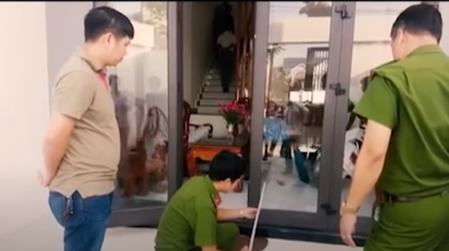 Một cán bộ điều tra cho biết, khi uống rượu, bia vào, trong người Nhân có ham muốn tình dục. Trước khi gây án, Nhân nảy ra ham muốn tình dục và thiếu tiền nên đã thực hiện hành vi cướp, hiếp. Năm 2015, sau khi được đặc xá trước thời hạn để về quê sinh sống, Nhân được công ty cử đến dọn dẹp nhà cho một người dân ở gần khu vực quán cà phê T.A nên thỉnh thoảng đối tượng này đến quán của chị Phạm Thị Mỹ L. uống cà phê với mục đích nắm tình hình để thực hiện ý đen tối và đối tượng đã gây ra vụ án rúng động trên.