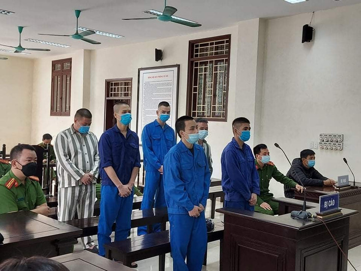 Tại phiên toà, bị cáo Bùi Mạnh Tiến và đồng phạm thừa nhận hành vi phạm tội như cáo trạng đã xác định. HĐXX khẳng định, hành vi phạm tội của các bị cáo là rất nghiêm trọng vì trực tiếp xâm hại đến sức khoẻ người khác được pháp luật bảo vệ. Hành vi của các bị cáo gây mất trật tự xã hội, khiến dư luận bất bình nên cần phải áp dụng hình phạt nghiêm khắc đối với các bị cáo mới tương xứng với tính chất, mức độ và hành vi phạm tội.