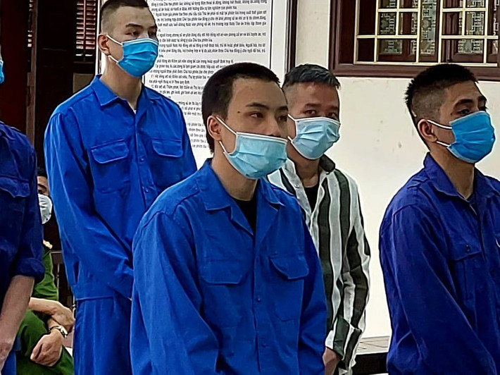 Chiều 25/10, sau một ngày xét xử, TAND tỉnh Thái Bình đã tuyên án sơ thẩm bị cáo Bùi Mạnh Tiến (tức Tiến “Trắng”, 26 tuổi, con nuôi Đường “Nhuệ” , trú tại xã Nguyên Xá, huyện Vũ Thư, tỉnh Thái Bình) 8 năm tù về tội cố ý gây thương tích. Cùng tội danh, các bị cáo Bùi Đình Phương Nam, Nguyễn Minh Đức, Phạm Văn Sáng đều bị phạt 7 năm tù. Bị cáo Nguyễn Tuấn Long, Phạm Ngọc Dũng cùng nhận mức án 5 năm 6 tháng tù.