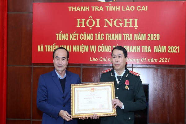 Tiến sĩ, luật sư Đặng Văn Cường, Đoàn Luật sư TP Hà Nội cho rằng, với thông tin trên, quan lộ của ông Đàm Quang Vinh phát triển khá "nóng" và bất thường theo kiểu "thần tốc". Có lẽ vì thế, có nhiều người bất bình, cảm thấy bất công bằng đối với những vị trí công tác, chức vụ mà ông này vừa được bổ nhiệm trong thời gian qua.
