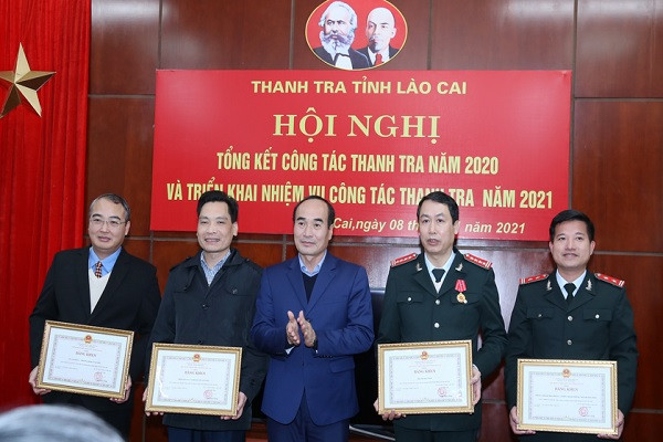 Đáng chú ý, tháng 1/2021, tại lễ tổng kết công tác ngành thanh tra tỉnh Lào Cai năm 2020 và triển khai nhiệm vụ năm 2021, ông Đàm Quang Vinh được nhận Huân chương Lao động hạng ba vì đã có thành tích xuất sắc trong phòng chống tham nhũng.