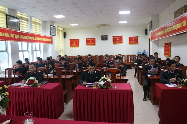 Đối với những nghi ngờ về việc sử dụng bằng cấp giả, luật sư Cường cho rằng, cơ quan chức năng sẽ tiến hành xác minh làm rõ và đi giám định đối với loại bằng cấp, chứng chỉ đó. Trường hợp kết quả giám định cho thấy bằng cấp, chứng chỉ này sử dụng là bằng giả, việc sử dụng bằng giả để được bổ nhiệm, tuyển dụng là hành vi vi phạm quy định của pháp luật, chế tài đối với hành vi này là sẽ bị hủy bỏ kết quả tuyển dụng, bổ nhiệm, buộc thôi việc và kỷ luật công chức. Thậm chí, người sử dụng bằng cấp giả có thể bị truy cứu trách nhiệm hình sự theo điều 341 BLHS năm 2015 về tội sử dụng tài liệu, giấy tờ giả của cơ quan tổ chức.