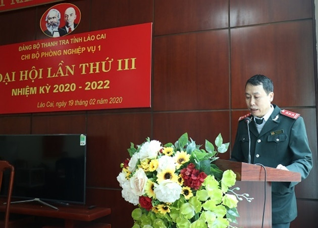 Trước khi bị đình chỉ công tác, ông Vinh đang có đường quan lộ thênh thang. Năm 2016, từ một Trưởng ban Quản lý dự án của Sở Y tế tỉnh Lào Cai, ông Vinh được điều động sang làm Phó chánh thanh tra tỉnh Lào Cai.