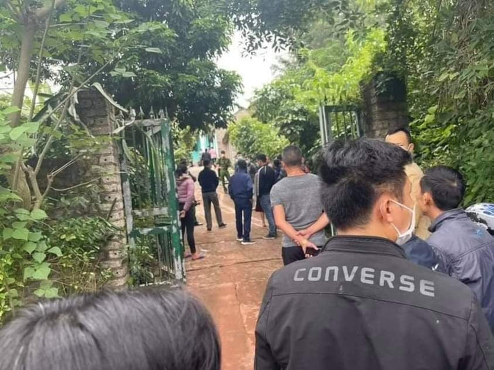 "Cháu bé lúc đó kể hồn nhiên. Người nhà ông Luật chạy sang thì thấy Hiếu đang rửa con dao nhuốm máu ở giếng. Hoảng quá, người này chạy về, khóa cửa rồi gọi điện cho lực lượng chức năng" - ông Đỗ Đức Dậu, Trưởng thôn Tuấn Mỹ kể.