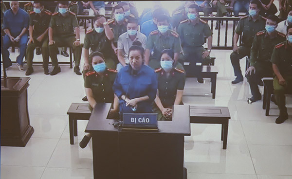 Bản án sơ thẩm nêu, do mâu thuẫn của vợ một người bạn với phụ xe là anh Trịnh Ngọc Anh trong lúc gửi đồ nên Đường đã yêu cầu anh Ngọc Anh đến nhà xin lỗi. Chiều 30/3/2020,khi đến nhà Đường xin lỗi, Ngọc Anh bị Dương chửi bới, dùng tay tát vào mặt, dùng dây dù quật liên tiếp. Các bị cáo Mạnh, Hoà, Bằng, Quý cũng xông vào đánh nạn nhân. Đường không trực tiếp đánh nhưng đe doạ, bắt anh Ngọc Anh quỳ xin lỗi và hai lần định xông vào đánh.