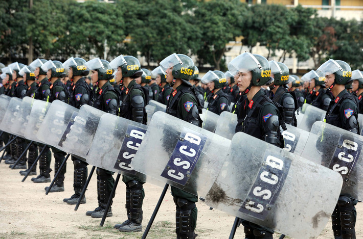 Cụ thể, Cảnh sát cơ động được mang theo người vũ khí, công cụ hỗ trợ, phương tiện, thiết bị kỹ thuật nghiệp vụ vào cảng hàng không và lên tàu bay dân sự trong các trường hợp: Chống khủng bố, giải cứu con tin, trấn áp đối tượng có hành vi phạm tội nguy hiểm có sử dụng vũ khí. (Ảnh: Zing)