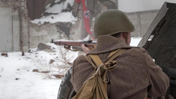 Quân đội Đức quốc xã nã hàng trăm tấn bom đạn xuống các mục tiêu ở Stalingrad khiến nhiều tòa nhà, đường xá... của Liên Xô bị phá hủy hoặc hư hại nặng.
