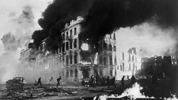 Dù vậy, quân Đức quốc xã không thể dễ dàng chiếm được Stalingrad như dự tính. Đội quân xâm lược của Hitler vấp phải sự chống trả quyết liệt, tinh thần chiến đấu kiên cường của quân và dân Liên Xô.