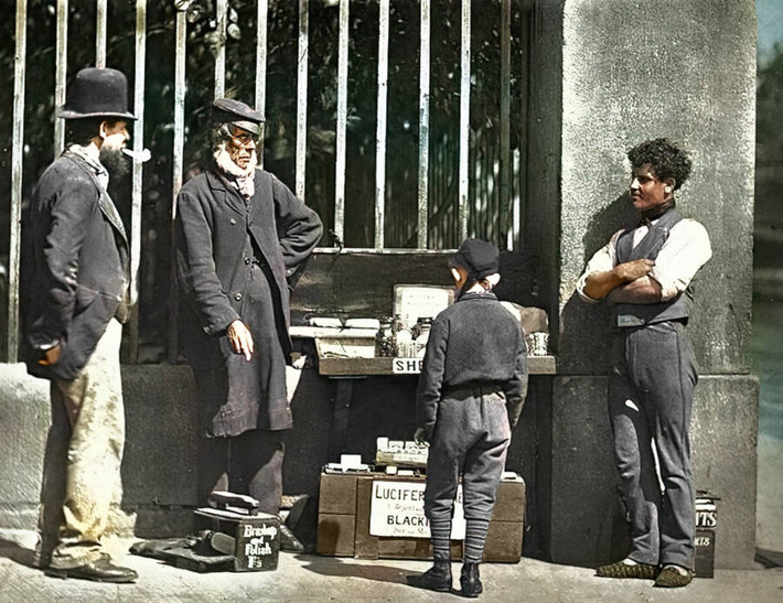 Những người đàn ông đứng trò chuyện với nhau trên hè phố. Ảnh chụp khoảng năm 1883 - 1905.