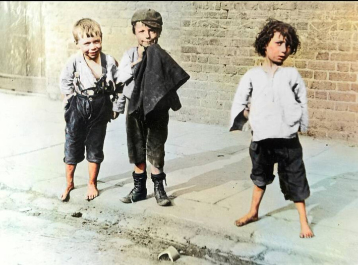 Những đứa trẻ chơi đùa trên đường phố London năm 1895.