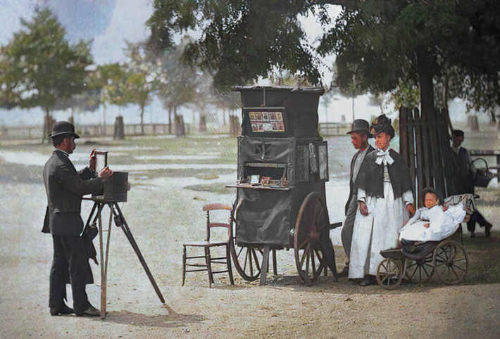 Nhiếp ảnh gia chụp ảnh cho một gia đình ở Clapham Common năm 1878.