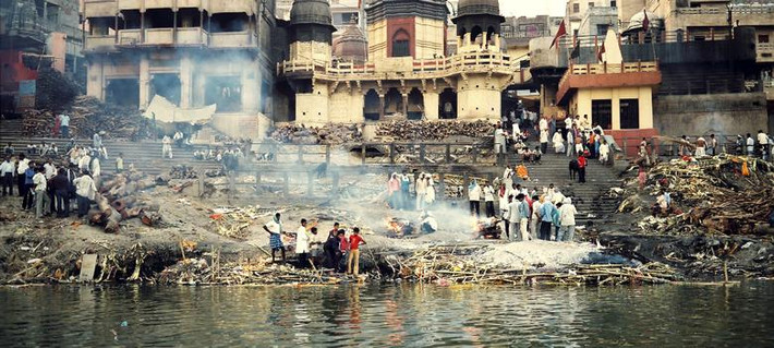 Đặc biệt, sông Hằng chính là nơi người Hindu tiễn đưa người thân về nơi an nghỉ cuối cùng.