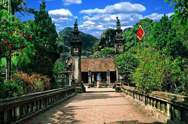 Năm 979, Đinh Tiên Hoàng và con trai là Nam Việt Vương Đinh Liễn bị viên thái giám Đỗ Thích đầu độc chết, con trai út của ông là Đinh Toàn mới lên 6 tuổi được chọn nối ngôi.