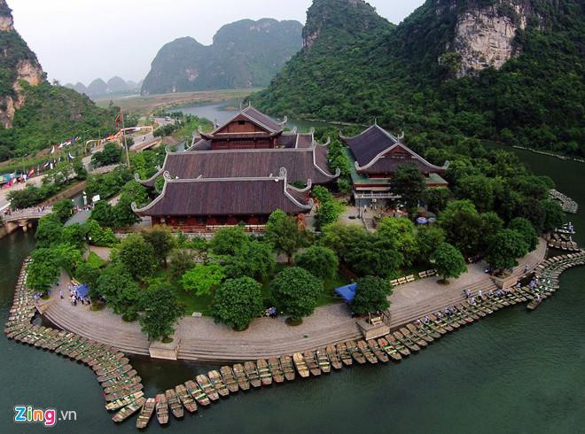 Sau khi lên ngôi, Đinh Bộ Lĩnh tự xưng đế hiệu Đại Thắng Minh Hoàng Đế, lập nhà nước mới, dựng 2 ban văn - võ, đặt quốc hiệu Đại Cồ Việt, đóng đô tại Hoa Lư (Ninh Bình).