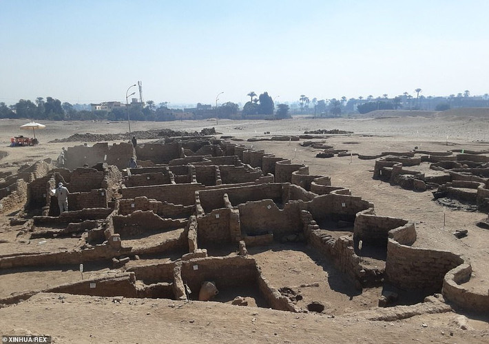 Trong cuộc khai quật mới đây tại Luxor, Ai Cập, các nhà khảo cổ tìm thấy " thành phố vàng mất tích" 3.000 tuổi. Theo các chuyên gia, đây là một trong những phát hiện khảo cổ quan trọng nhất kể từ khi lăng mộ pharaoh Tutankhamun được tìm thấy.