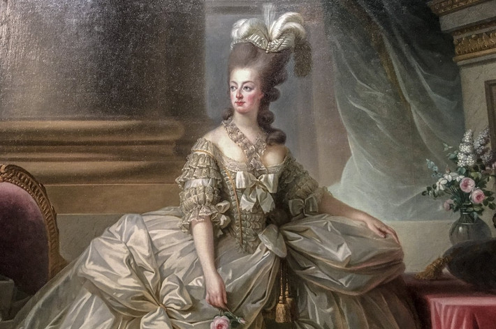 Hoàng hậu ăn chơi khét tiếng nhất nước Pháp Marie Antoinette (1755 - 1793) là con gái của Hoàng đế La Mã Thần Thánh Francis I và Hoàng hậu Áo Maria Theresia.