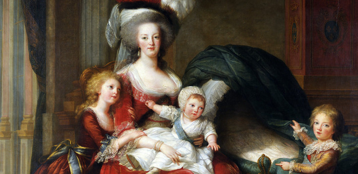 Do bị chồng lạnh nhạt nên hoàng hậu Marie Antoinette dành nhiều thời gian cho việc ăn chơi hưởng lạc. Bà thường cùng các nữ quý tộc chơi bài, mua sắm trang sức, quần áo, phấn son, cá cược đua ngựa... Thậm chí, bà còn mua thêm một lâu đài trị giá 6 triệu livre như tài sản thừa kế cho các con.