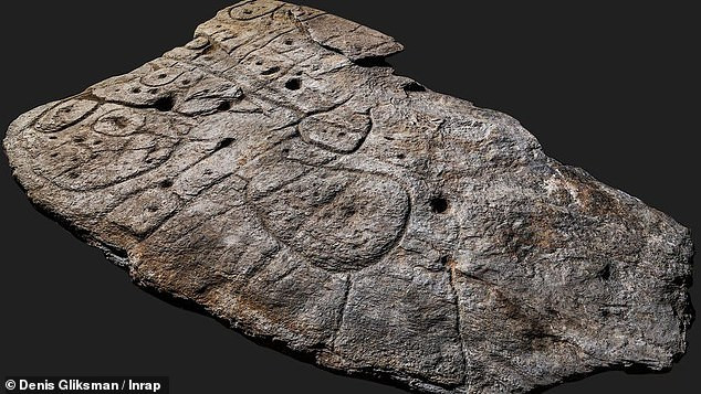 Các chuyên gia cho hay, phiến đá Saint-Bélec Slab được khai quật tại Pháp vào năm 1900. Sau đó, các chuyên gia chuyển cổ vật này đến Bảo tàng Cổ vật Quốc gia.