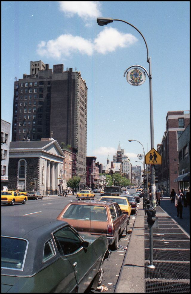 Hàng dài ô tô đỗ hai bên đường ở New York phần nào cho thấy cuộc sống hiện đại của người dân Mỹ.
