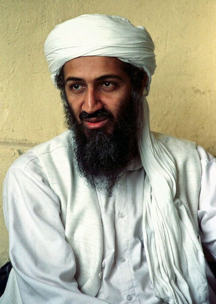 Sau vụ khủng bố trên, giới chức Mỹ triển khai lực lượng lớn nhằm truy bắt bin Laden vè quy án. Để tránh bị bắt giữ, tên tội phạm nguy hiểm này lẩn trốn ở nhiều nơi trên thế giới.