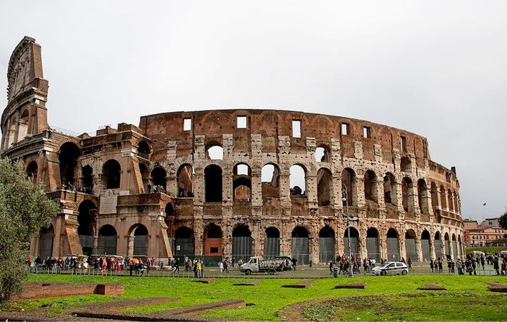 Đấu trường La Mã ở Italy là địa điểm du lịch nổi tiếng thế giới. Được xây dựng từ thời La Mã cổ đại, mỗi năm có khoảng 6 triệu du khách ghé thăm nơi này.