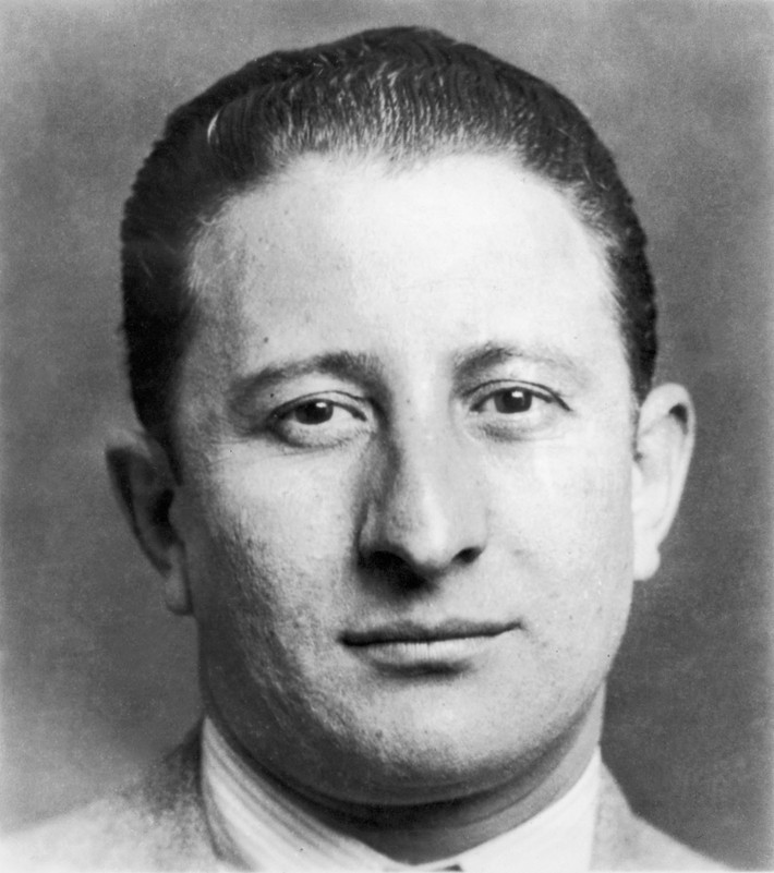 Mafia gian xảo khét tiếng thế giới Carlo Gambino (1902 - 1976). Sinh ra ở Palermo, Sicily, Italy. Gã chuyển đến Mỹ năm 1921 và từng bước đặt chân vào thế giới ngầm.