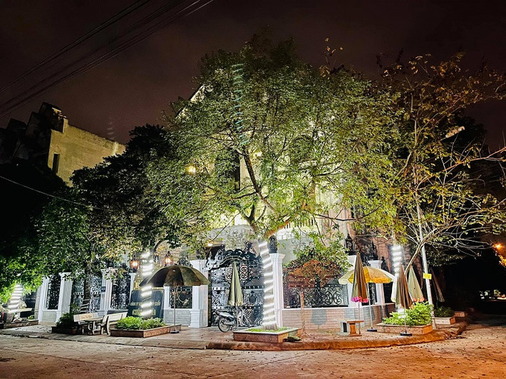 Tọa lạc tại thị xã Từ Sơn, tỉnh Bắc Ninh, căn biệt thự 4 tầng màu trắng nổi bật với diện mạo xa hoa là tổ ấm của gia đình anh Nghĩa. (Ảnh: Nghia Truong)