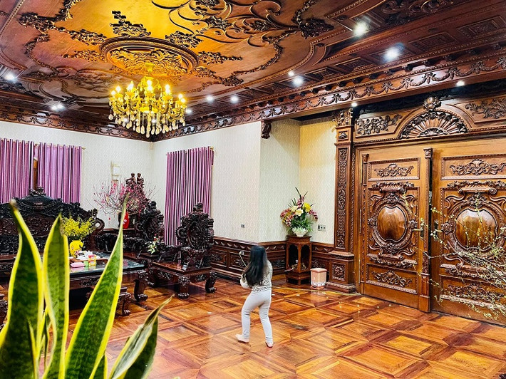 Biệt thự được xây dựng trên mảnh đất 400m2 trong đó mặt sàn là 240m2 gồm 4 tầng, 7 phòng ngủ, phòng công ty, phòng bếp và phòng thờ.