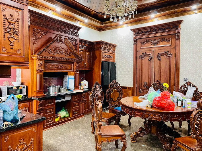 Tầng một của biệt thự là phòng khách, bếp ăn, phòng ngủ cho khách và khu vực để xe. (Ảnh: Nghia Truong)
